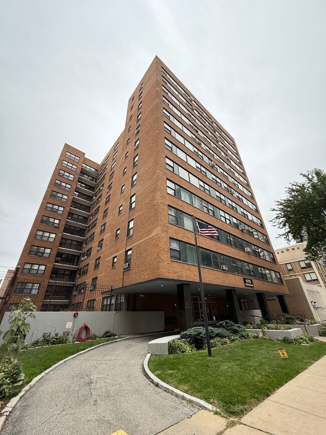 Building Photo - Available studio close to lake and transpo...