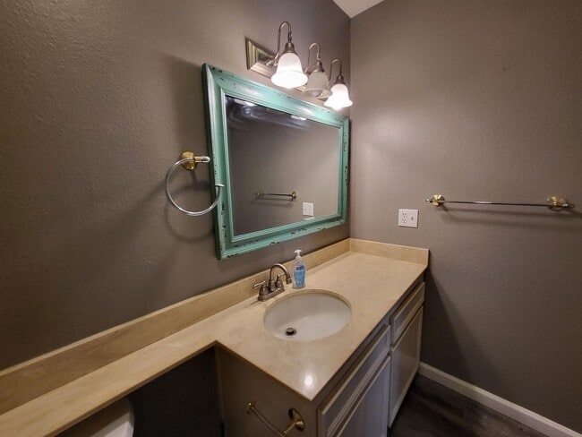 Building Photo - SUPER CLEAN & CUTE 2 BED 2 BATH