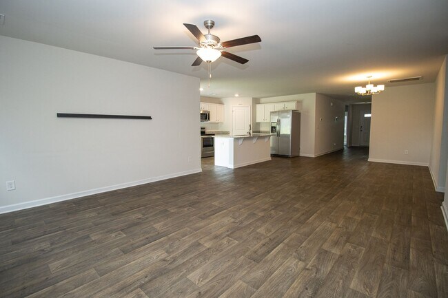 Building Photo - Gorgeous 3 Bedroom, 2 Bath - Available Mid...