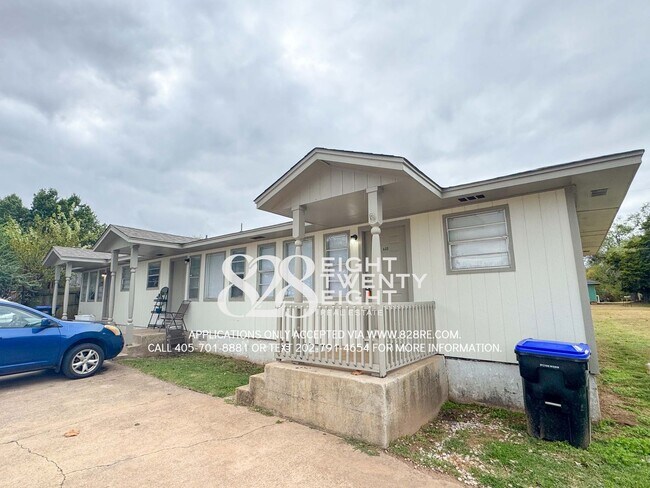 Building Photo - 2 Bed/1 Bath Triplex Home in Noble