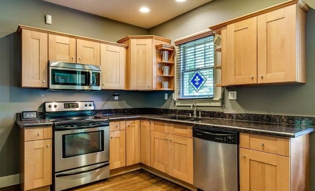 Building Photo - Cute 3 bed w/bonus space. Fenced yard. Loc...