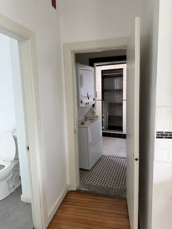 Building Photo - 46 Gesler St