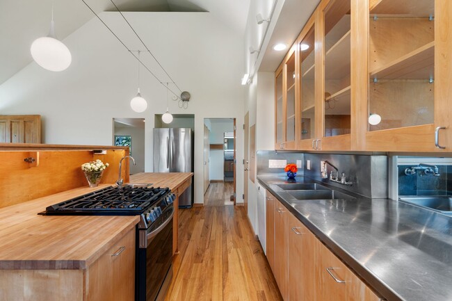 Building Photo - Lovely 2/2 Makiki Heights Home - Utilities...