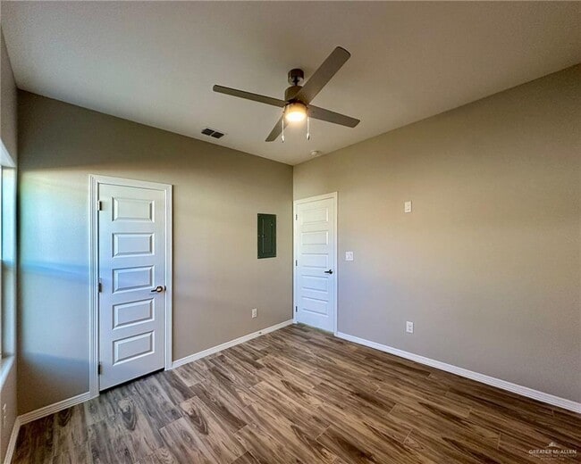 Building Photo - 17 E Walnut Ave