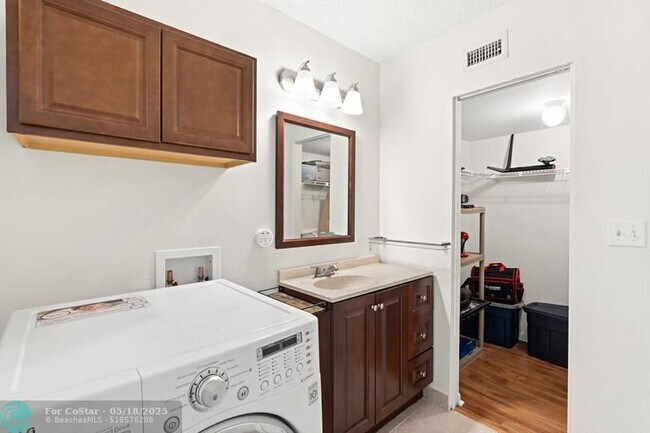 Building Photo - 2960 Riverside Dr