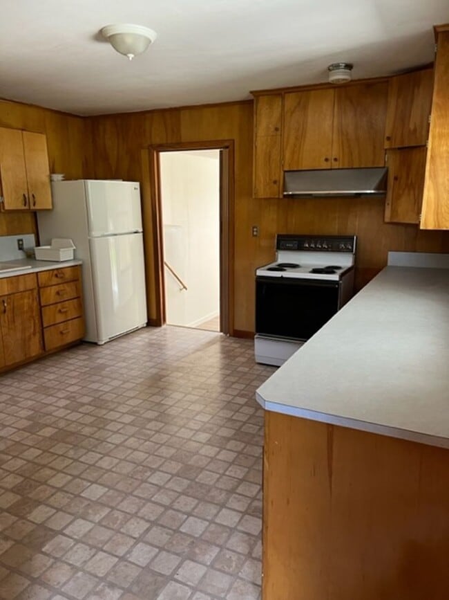 Building Photo - Centrally Located 2 Bed With Washer/Dryer Hookups