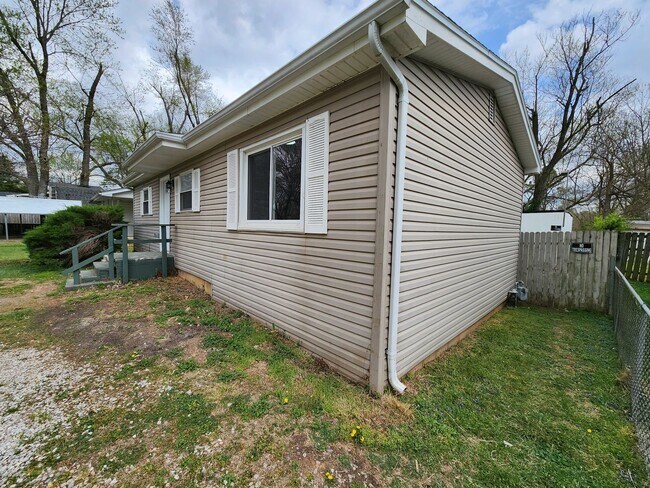 Building Photo - Spacious 2-Bedroom, 1-Bathroom Home AVAILABLE NOW!!