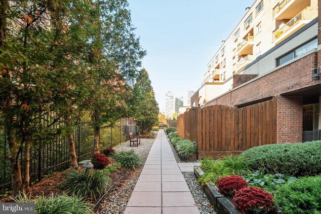 Building Photo - 200 Lombard St