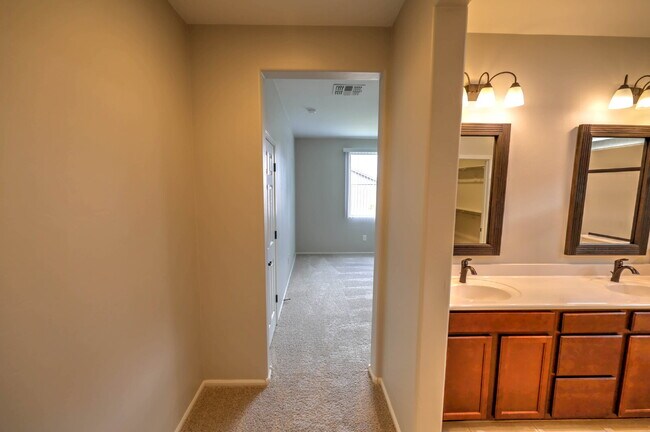 Building Photo - 4 Bedroom with new carpet and new interior paint in Saguaro Trails!
