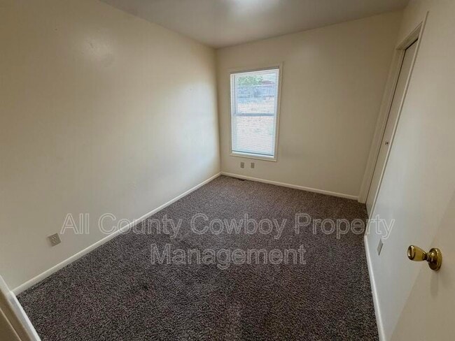 Building Photo - 140 S Cribbon Ave