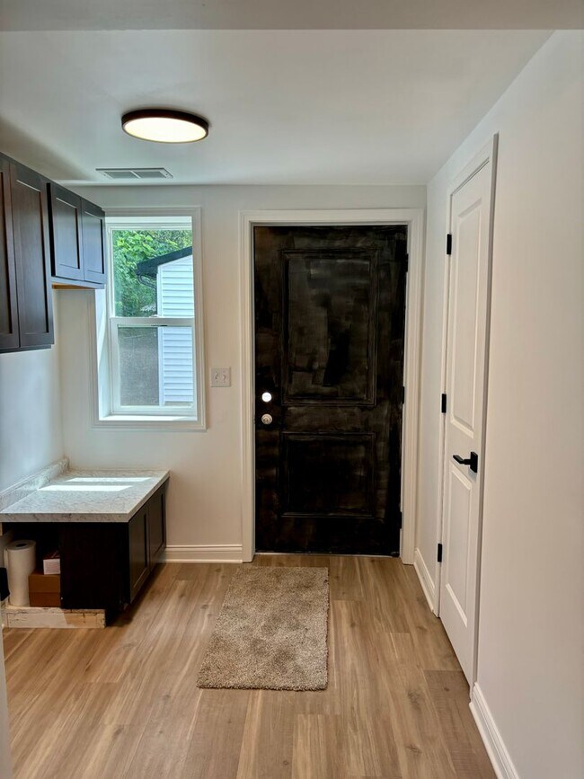 Building Photo - Beautiful 2 bedroom home