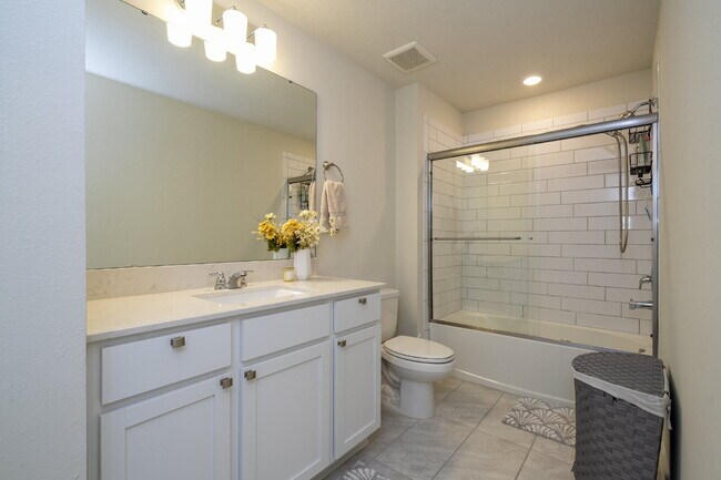 Building Photo - Discover Comfort and Style: Spacious 3-Bed...