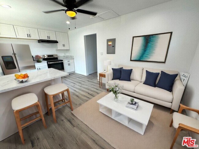 Building Photo - 841 W 64th St