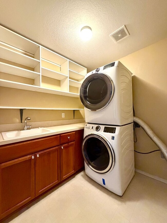 Building Photo - Beautiful Home in the Sought After Arbor C...