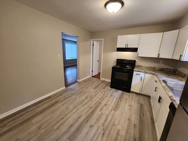 Building Photo - Spacious 3-Bedroom, 1-Bathroom Home AVAILABLE NOW!!