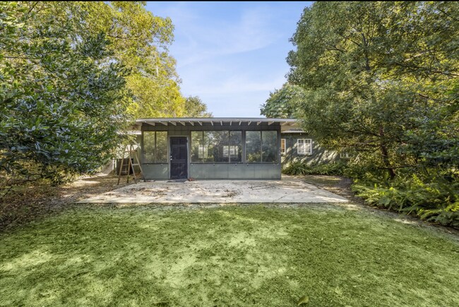 Building Photo - 447 N Phelps Ave