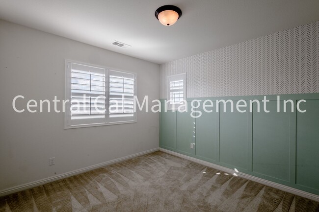 Building Photo - 5 Bedroom/3 Bath Home with Paid Solar System - $3095 Per month!