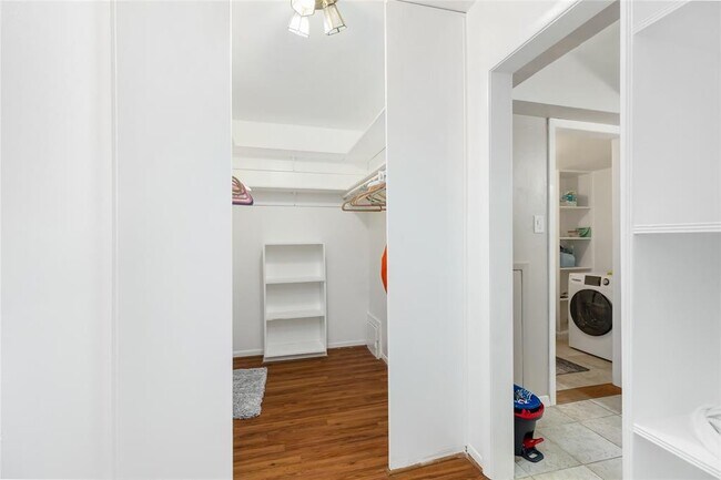 Building Photo - 2824 Briarhurst Dr