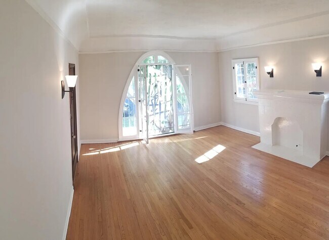 Building Photo - 341 N Curson Ave