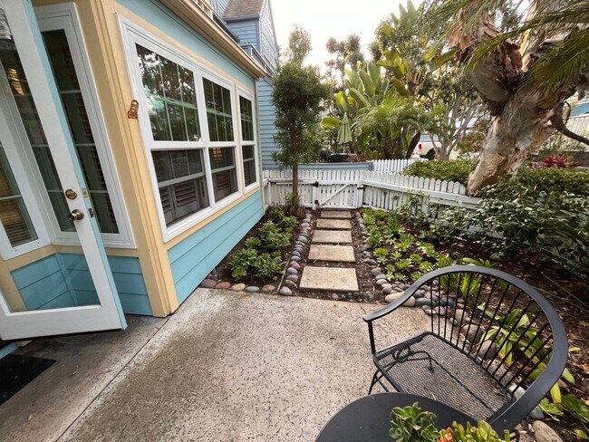 Building Photo - Mission Beach, 2 bedroom, 2 bathroom, with New Carpet, Parking, Laundry, Patio (807 Nantasket Ct....