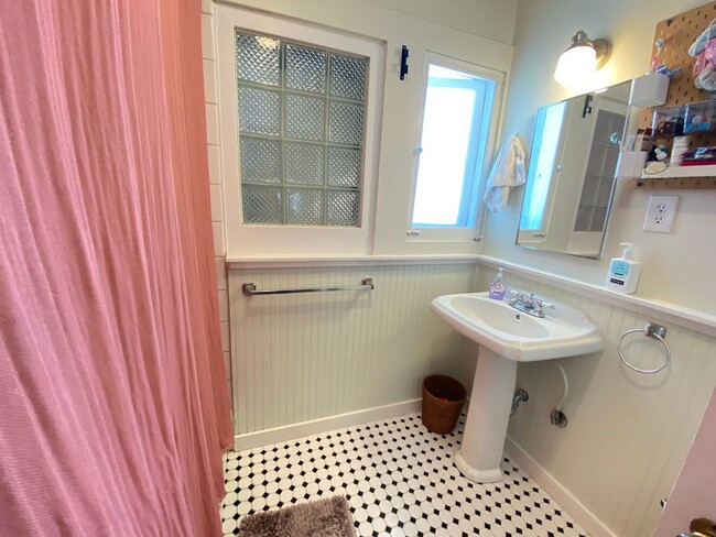 Building Photo - Adorable 2 Bedroom Cottage with Fenced yard, Washer+Dryer, Dishwasher, Reserved Parking!