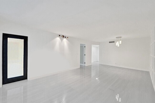 Building Photo - 3800 N Hills Dr