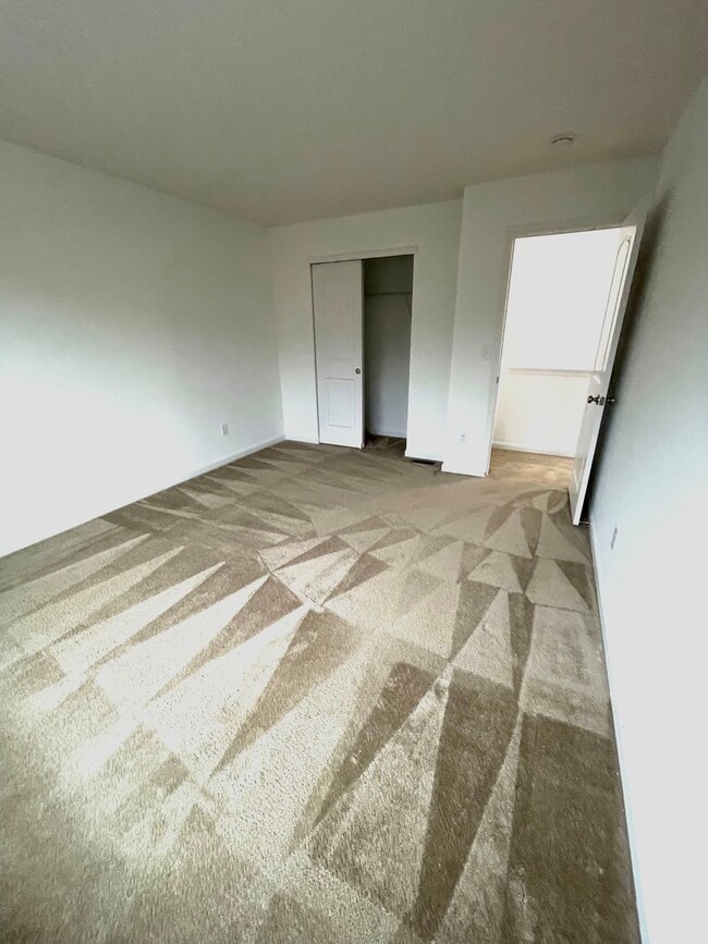 Building Photo - 1420 Bellow Falls Pl