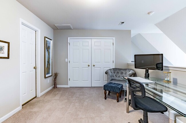 Building Photo - 2 Bedroom + Loft Townhome in Prime Raleigh...