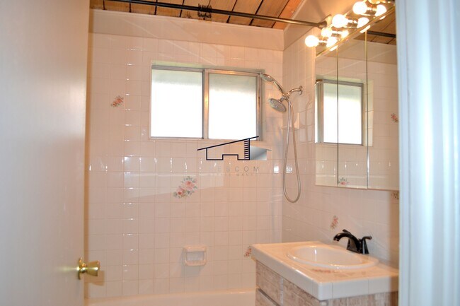 Building Photo - 170 N Van Buren Ave