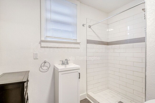 Building Photo - 654 Meade St