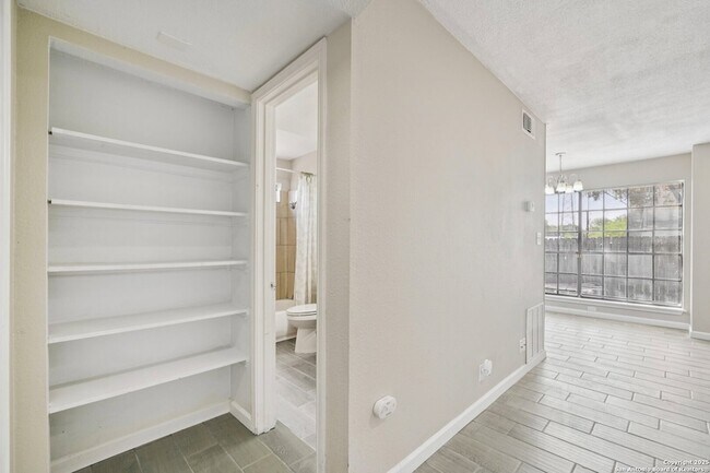 Building Photo - 10609 Starcrest Dr