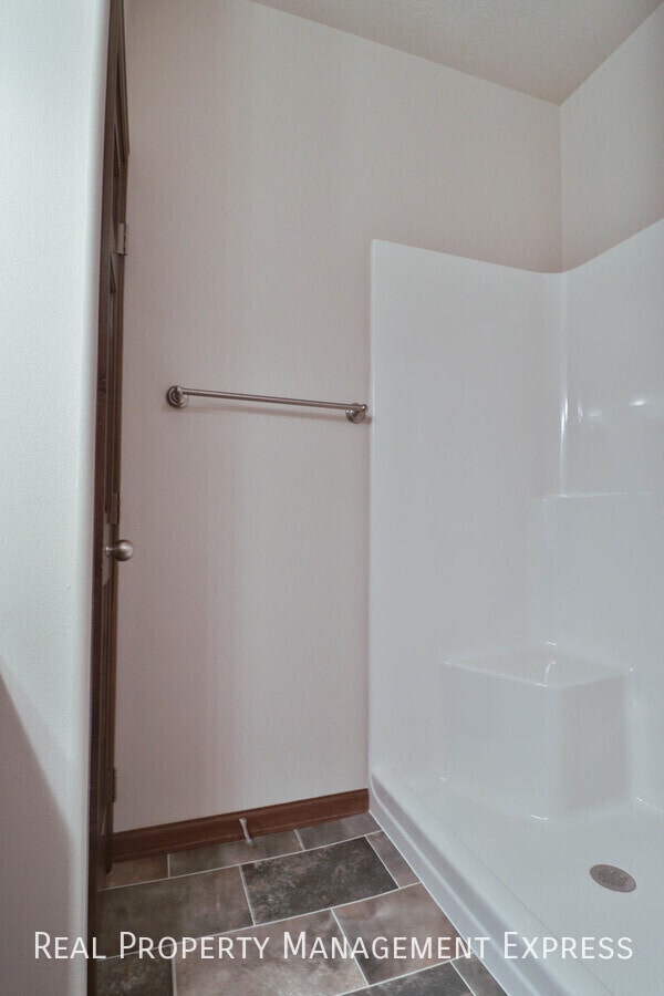 Building Photo - 3 Bedroom Luxury Townhome with 2-Stall Garage
