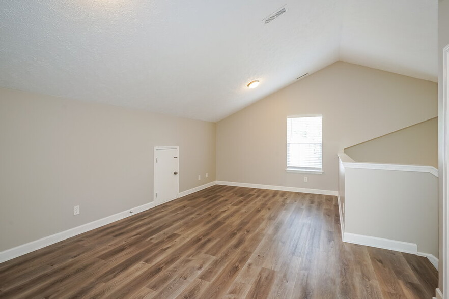 Building Photo - 685 Belgium Dr