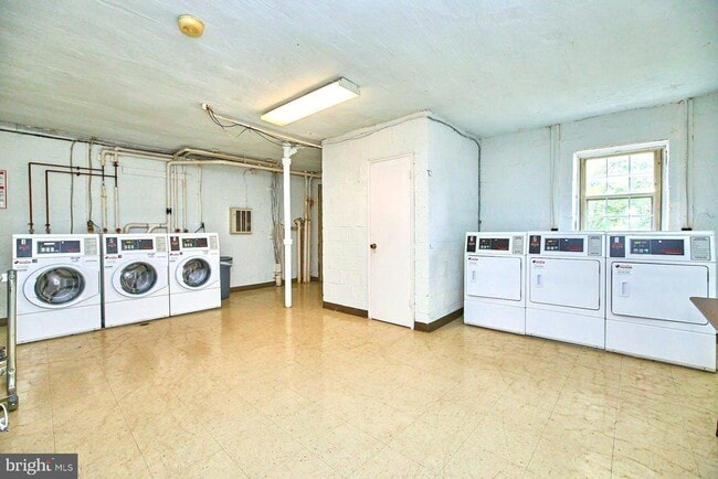 Building Photo - 1322 Fort Myer Dr