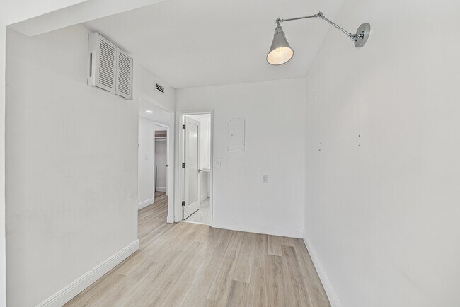 Building Photo - 2900 NE 30th St