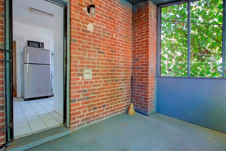 Screened Porch - 1628 D St SE