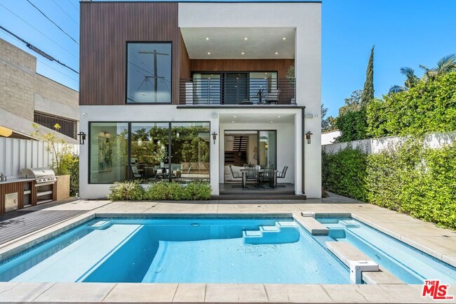 Building Photo - 714 N La Jolla Ave
