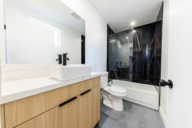 Building Photo - 2847 S Victoria Ave