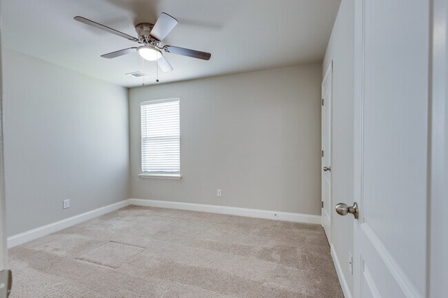 Building Photo - 1061 Daniel Ln