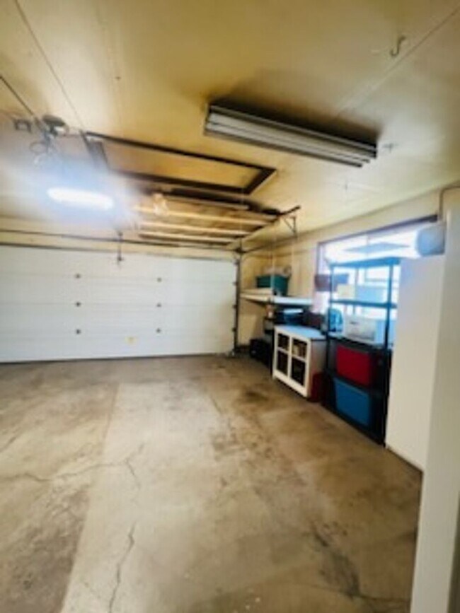Building Photo - 3-Bedroom, 2-Bath Home Convenient Location...