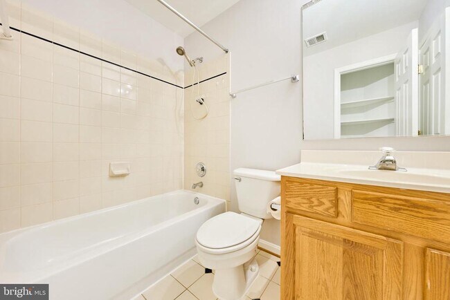 Building Photo - 685 Springhouse Square SE