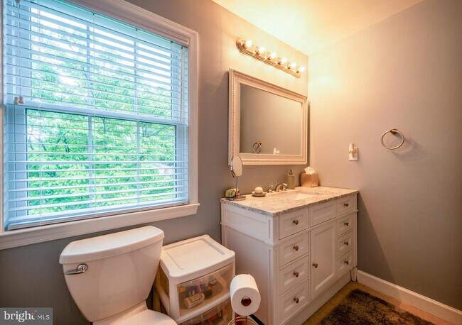 Building Photo - 2235 Abbotsford Dr