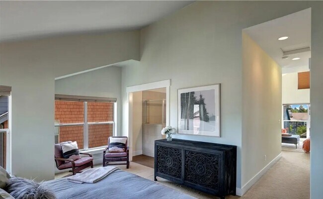 Building Photo - Bright & Spacious Townhome for Rent in a Charming, Tree-Lined Neighborhood