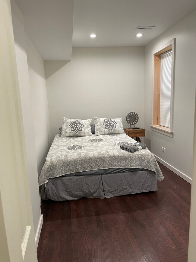 Building Photo - 2336 W 22nd Pl