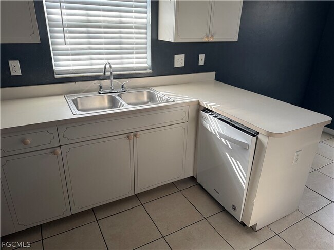 Building Photo - 4928 Leonard Blvd S