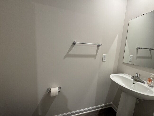 Building Photo - 4 bedroom, 2.5 baths in a Seneca neighborhood