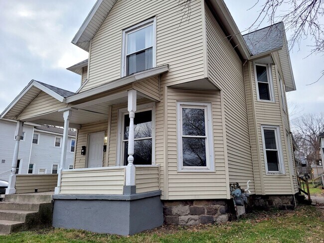 Primary Photo - 641 Coit Ave NE