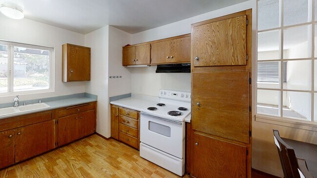 Building Photo - 5BD/2BA, Great Private Yard w/ Fire Pit!