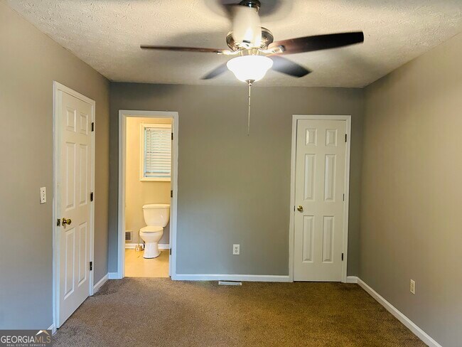 Building Photo - 207 Hillcrest Dr