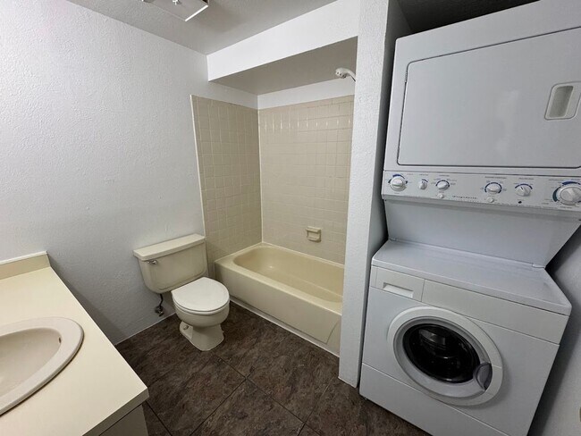 Building Photo - Beautifully Remodled 2 Bed 2 Bath Top Floo...